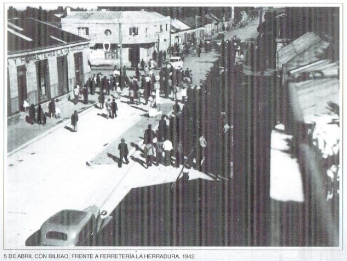 Calle 5 abril con Bilbao frente a la ferretería la herradura.