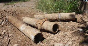 Rotura de matriz tiene a 30 vecinos de Gorbea sin agua; esperan solución por parte de Aguas Araucanía
