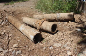Rotura de matriz tiene a 30 vecinos de Gorbea sin agua; esperan solución por parte de Aguas Araucanía