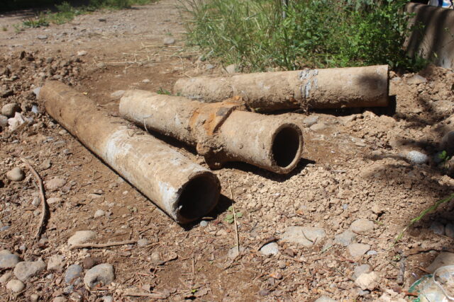 Rotura de matriz tiene a 30 vecinos de Gorbea sin agua; esperan solución por parte de Aguas Araucanía
