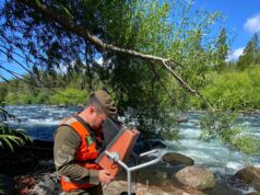 Con cámaras submarinas buscan a joven extraviado en el Río Trancura en Pucón