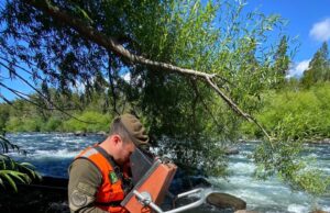Con cámaras submarinas buscan a joven extraviado en el Río Trancura en Pucón