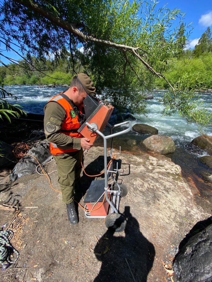 Con cámaras submarinas buscan a joven extraviado en el Río Trancura en Pucón
