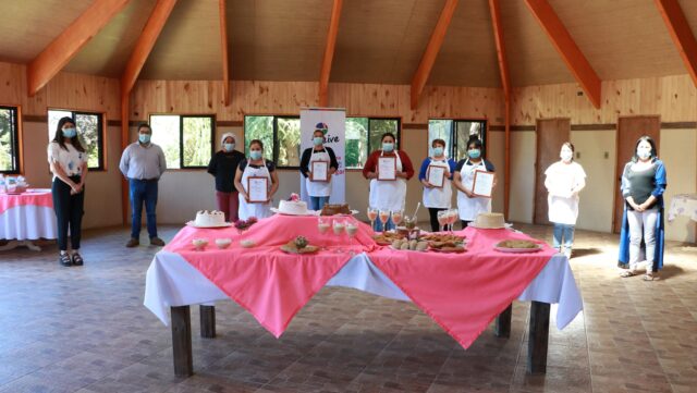 Mujeres de Freire Se Certifican En Curso De Pastelería y Repostería Con Identidad Local