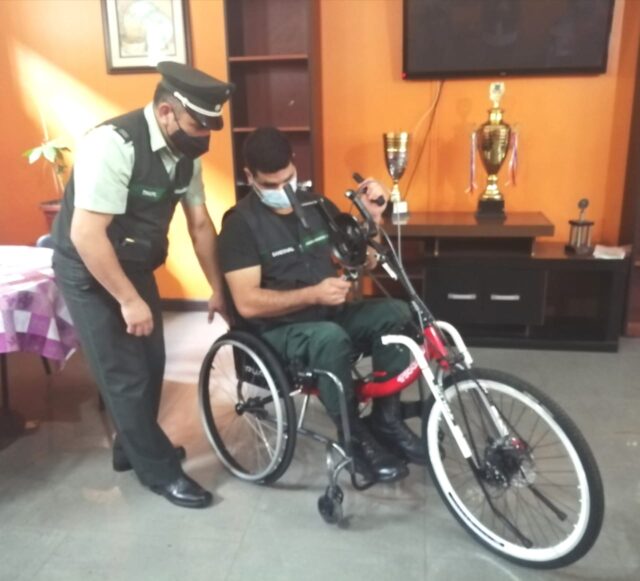 Gendarmería Entrega Silla De Ruedas “Hand Cycle” A Funcionario De Collipulli