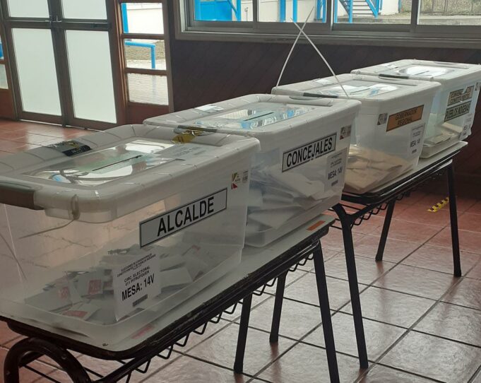 Candidatos a alcalde por Pitrufquén expectantes a la espera del conteo de votos