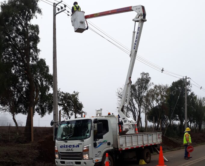 Construyen nueva línea eléctrica en Perquenco