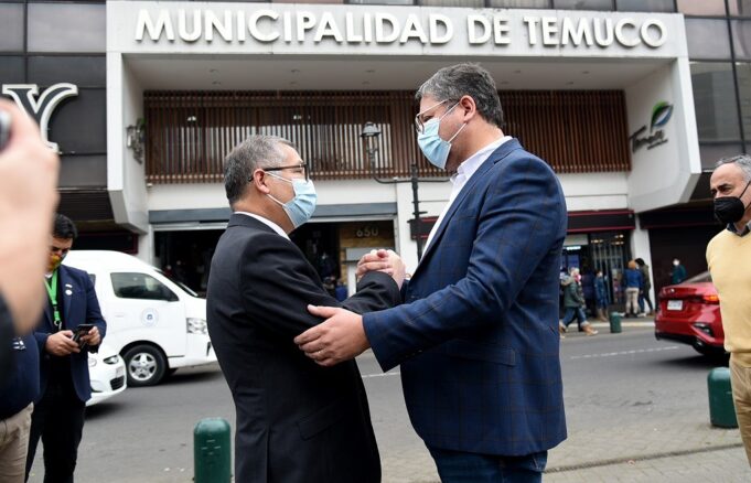 Alcalde de Temuco realiza saludo protocolar y recibe a la nueva autoridad comunal electa