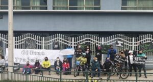 Con banderas negras el Sindicato de Trabajadores del Liceo Camilo Henríquez de Temuco conmemoró sus 61 días de huelga legal