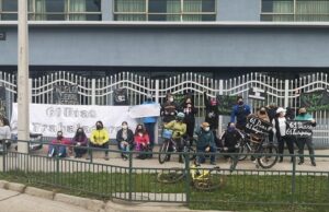 Con banderas negras el Sindicato de Trabajadores del Liceo Camilo Henríquez de Temuco conmemoró sus 61 días de huelga legal