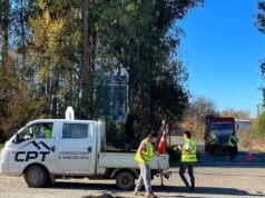 Concejal junto a familiares y amigos taparon baches en rutas de Gorbea