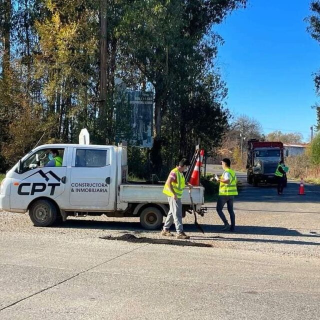 Concejal junto a familiares y amigos taparon baches en rutas de Gorbea