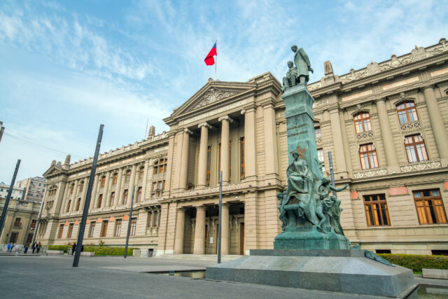 Corte Suprema revoca decretos de expulsión de migrantes que ingresaron de manera ilegal al país