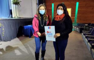 Mujer concretó el sueño de su madre fallecida por Covid-19; recibió el título de dominio de su vivienda