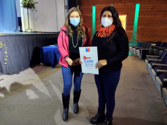 Mujer concretó el sueño de su madre fallecida por Covid-19; recibió el título de dominio de su vivienda