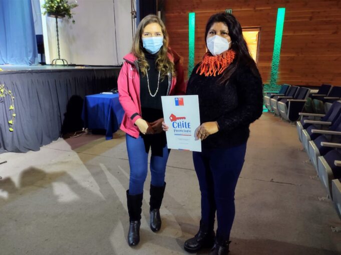 Mujer concretó el sueño de su madre fallecida por Covid-19; recibió el título de dominio de su vivienda