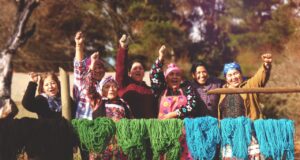 Tejedoras de Collipulli celebraron Wetxipantü con ensayo textil para lograr primer Récord Guinness del pueblo mapuche