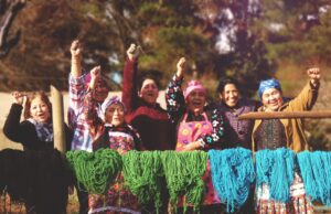Tejedoras de Collipulli celebraron Wetxipantü con ensayo textil para lograr primer Récord Guinness del pueblo mapuche