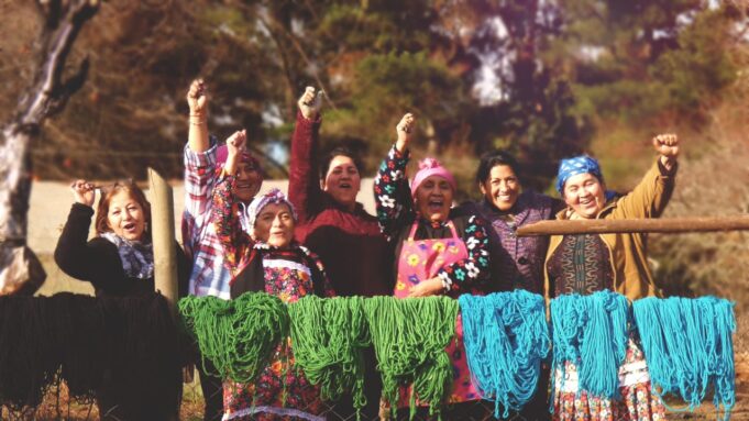 Tejedoras de Collipulli celebraron Wetxipantü con ensayo textil para lograr primer Récord Guinness del pueblo mapuche