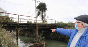 Vecinos y Core denuncian que por mal estado de puente se quemó una vivienda en Labranza