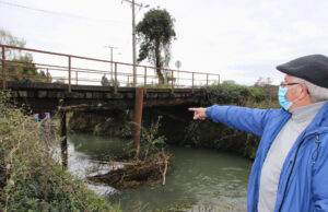 Vecinos y Core denuncian que por mal estado de puente se quemó una vivienda en Labranza