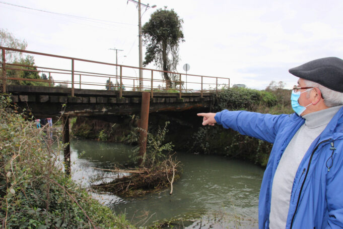 Vecinos y Core denuncian que por mal estado de puente se quemó una vivienda en Labranza