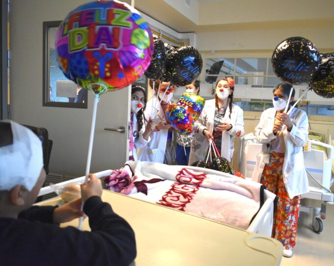 Hospital Regional de Temuco celebró el Día del Niño y Niña con emocionante visita a pacientes