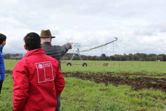 Agricultores de Pitrufquén y Freire Reciben Importantes Bonos de Riego