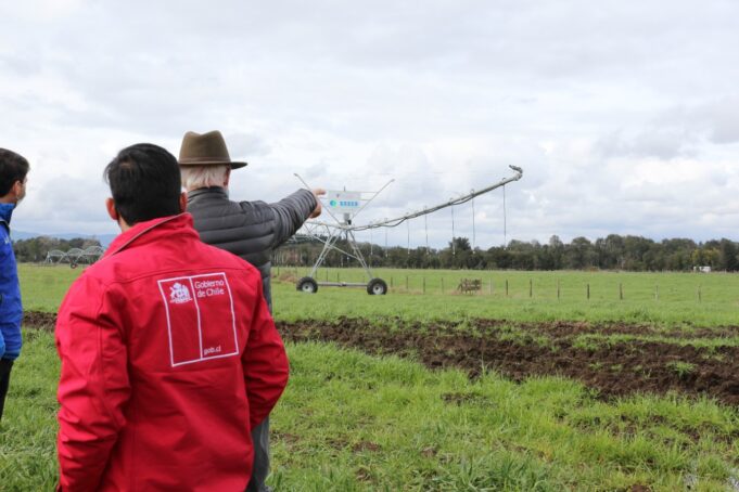 Agricultores de Pitrufquén y Freire Reciben Importantes Bonos de Riego