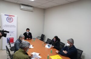 Sostenedor y funcionarios del Liceo Camilo Henríquez logran acuerdo para dar término a la huelga legal