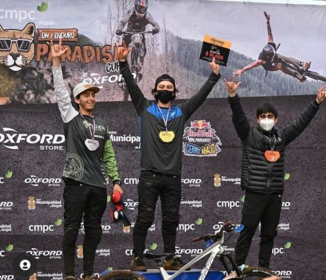 Ciclistas loncochenses destacan en competencia en Angol