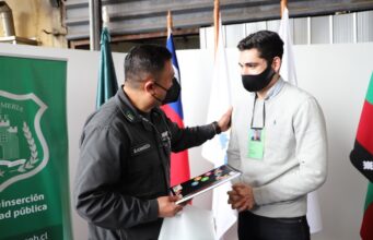 Gendarmería entrega implementos deportivos y útiles escolares a privados de libertad en Villarrica y Angol