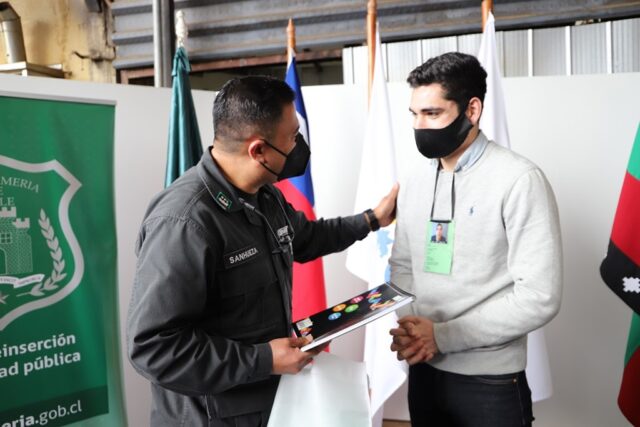 Gendarmería entrega implementos deportivos y útiles escolares a privados de libertad en Villarrica y Angol
