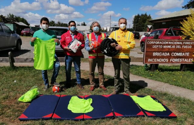 Injuv Araucanía entrega implementación deportiva para brigadistas forestales