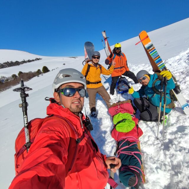 Guías de montaña logran rescatar con vida a dos personas que gritaban por auxilio en Icalma