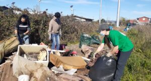 Jóvenes de Pitrufquén realizan exitosa jornada de limpieza eliminando microbasural