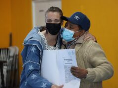 Legítimos propietarios: Familias de Pitrufquén reciben escrituras de sus viviendas