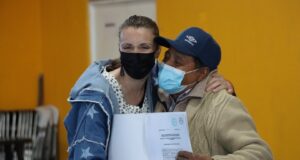 Legítimos propietarios: Familias de Pitrufquén reciben escrituras de sus viviendas