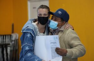 Legítimos propietarios: Familias de Pitrufquén reciben escrituras de sus viviendas