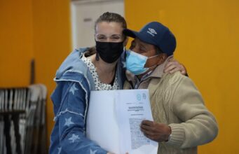 Legítimos propietarios: Familias de Pitrufquén reciben escrituras de sus viviendas