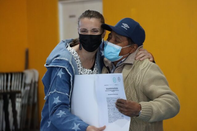 Legítimos propietarios: Familias de Pitrufquén reciben escrituras de sus viviendas