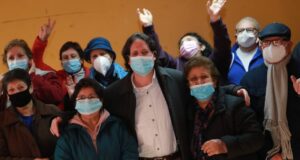 Adultos mayores de Temuco valoran rebaja en el precio de la parafina