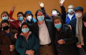 Adultos mayores de Temuco valoran rebaja en el precio de la parafina