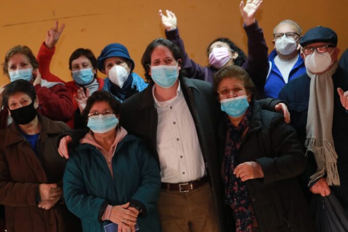 Adultos mayores de Temuco valoran rebaja en el precio de la parafina