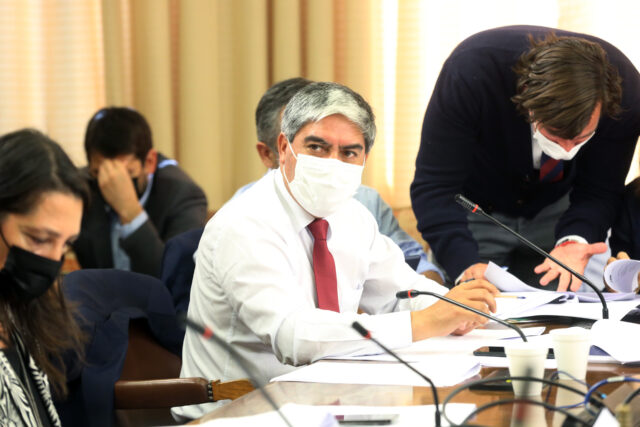 Gorbea: Diputado Henry Leal denuncia que Escuela Municipal Los Perales permanece sin calefacción desde hace un mes