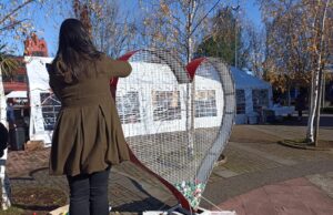 En Pitrufquén instalan corazones para recolectar tapitas plásticas que van en ayuda de niños y niñas con cáncer