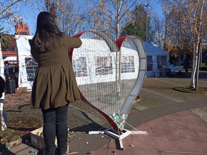 En Pitrufquén instalan corazones para recolectar tapitas plásticas que van en ayuda de niños y niñas con cáncer