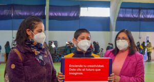 357 estudiantes de Villarrica reciben computadores de Junaeb