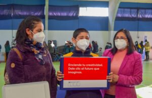 357 estudiantes de Villarrica reciben computadores de Junaeb