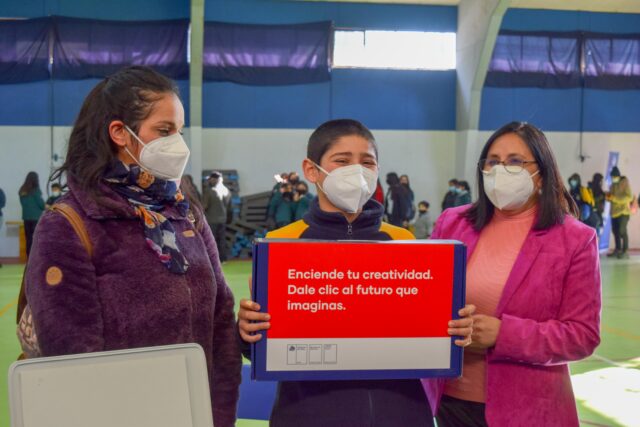 357 estudiantes de Villarrica reciben computadores de Junaeb